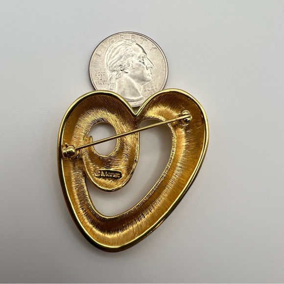 Vintage Monet Gold Tone Slanted Openwork Heart Shaped Fashion Brooch - Picture 3 of 3